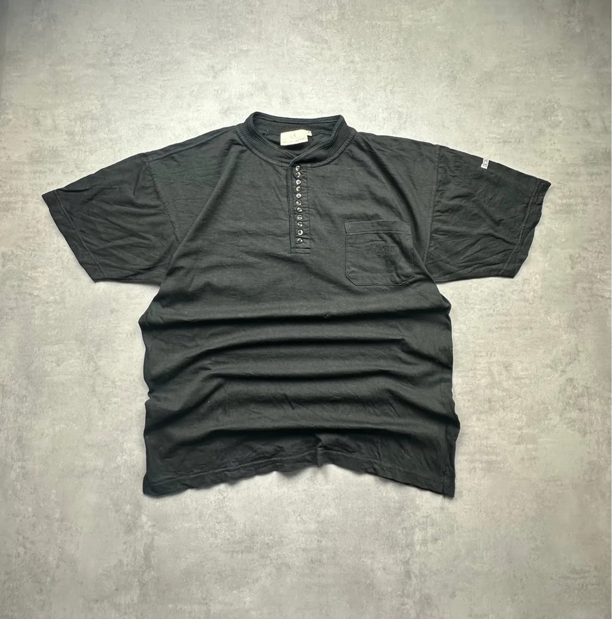 Tee-shirt Vintage Noir Style Henley à Boutons et Poche