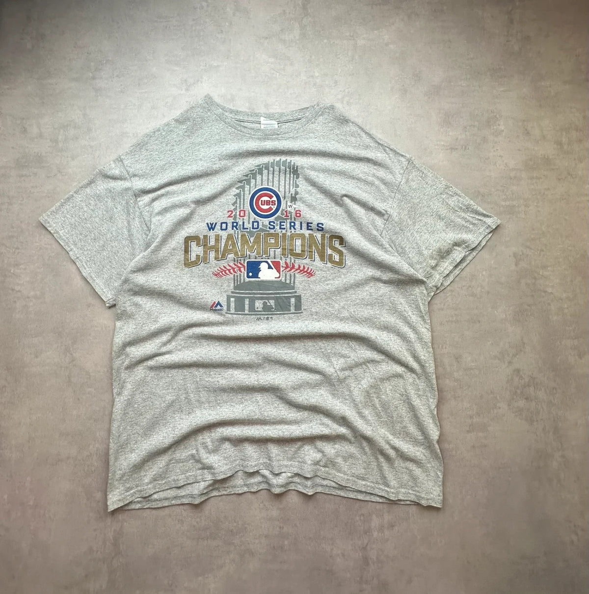 Tee-shirt MLB Vintage Chicago Cubs Majestic 2016 World Series Champs Gris