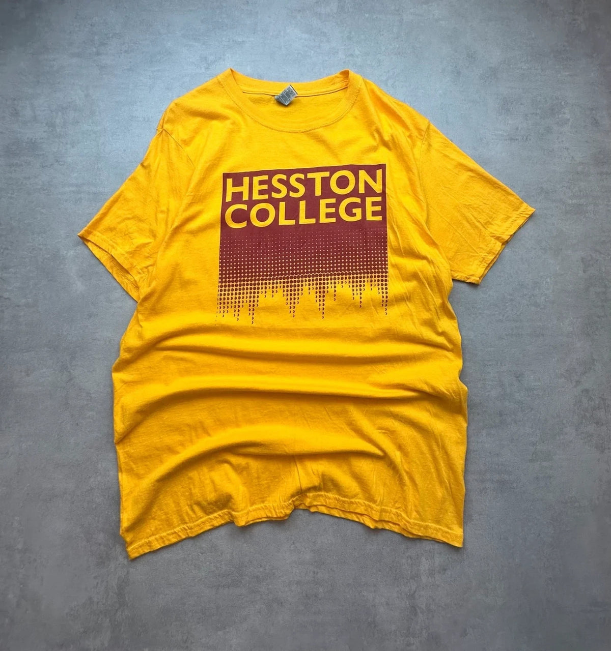 Tee-shirt Vintage Hesston College Jaune | University USA | WellStore Vintage