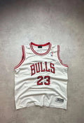 Maillot NBA Chicago Bulls Michael Jordan #23 – Vintage – Blanc & Rouge