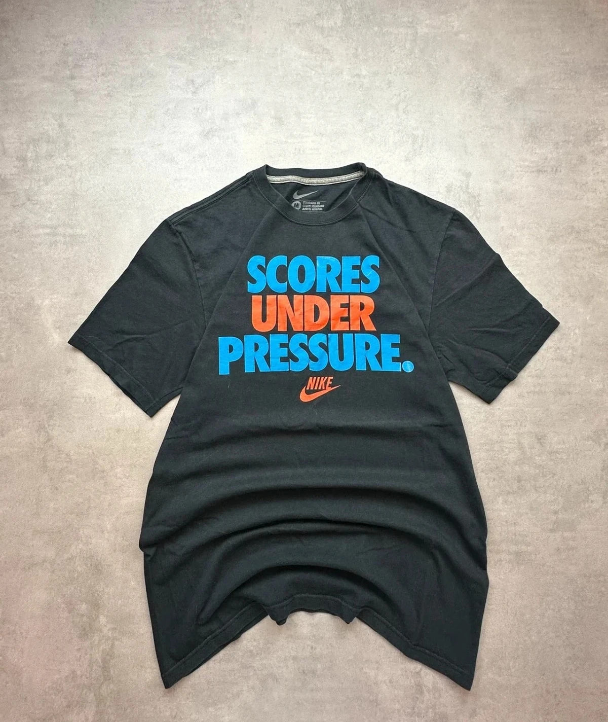 Tee Shirt Vintage Nike “Scores Under Pressure” Noir – Streetwear USA