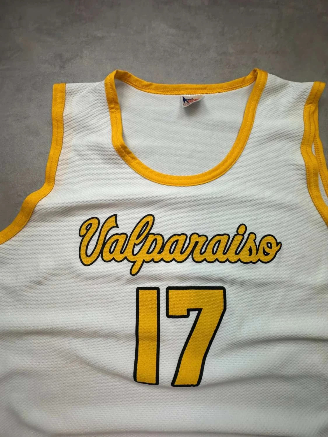 Maillot Basketball Vintage Valparaiso #17 – USA – Blanc & Jaune