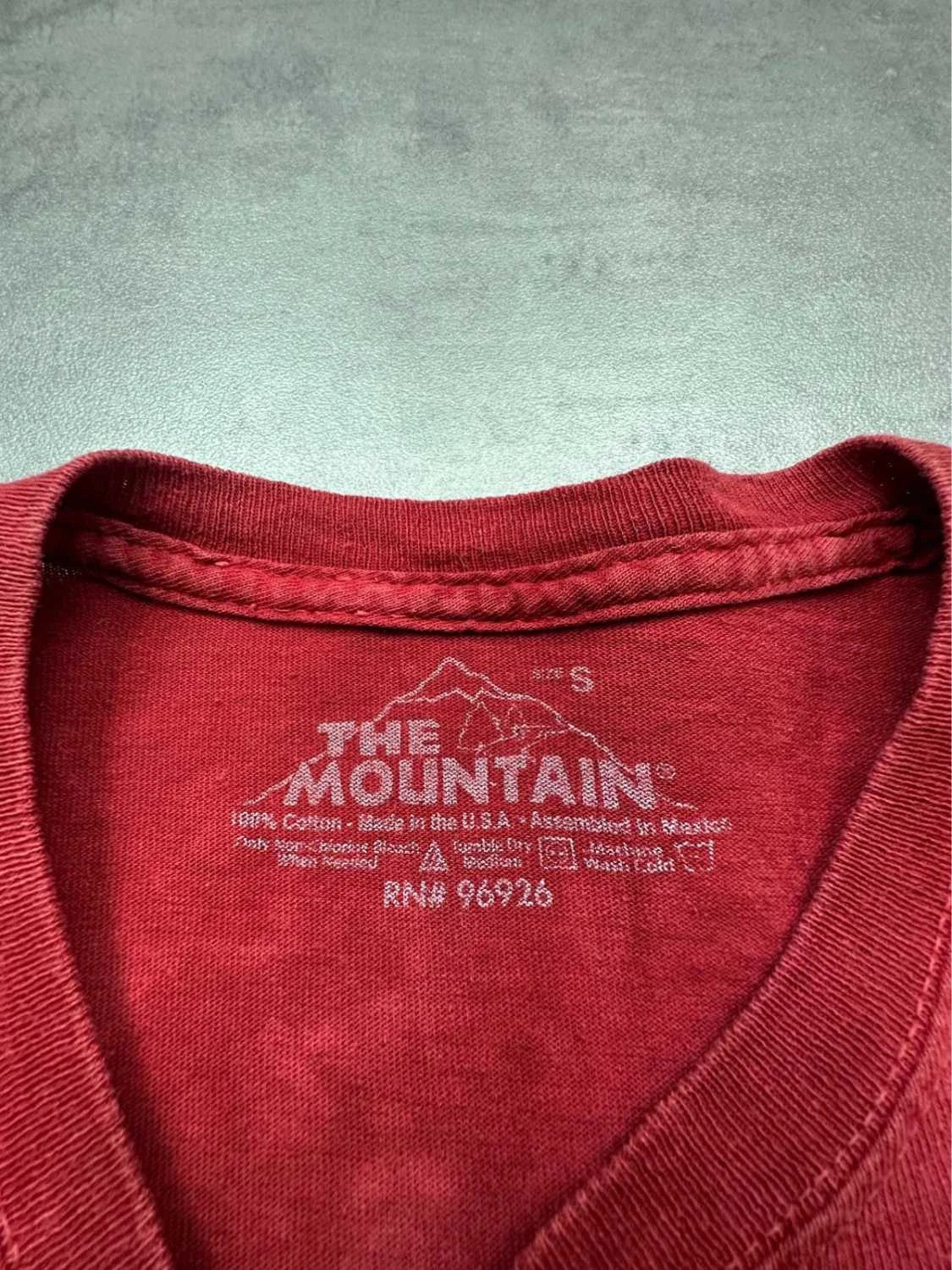 Tee Shirt Vintage The Mountain Snake Print Rouge – Graphic Serpent Y2K 90s Streetwear