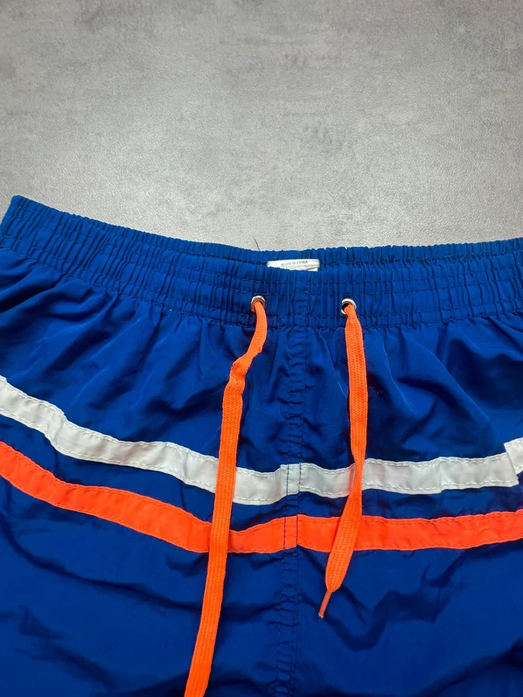 Short de Bain Bleu à Rayures Orange et Blanches