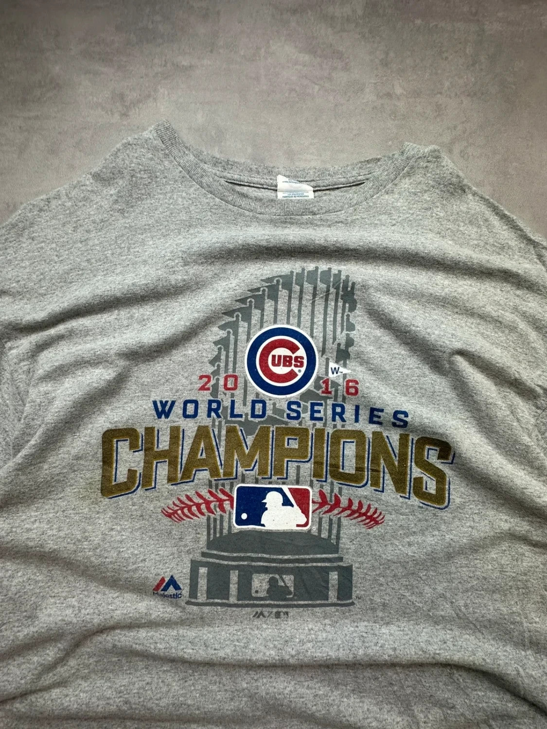 Tee-shirt MLB Vintage Chicago Cubs Majestic 2016 World Series Champs Gris