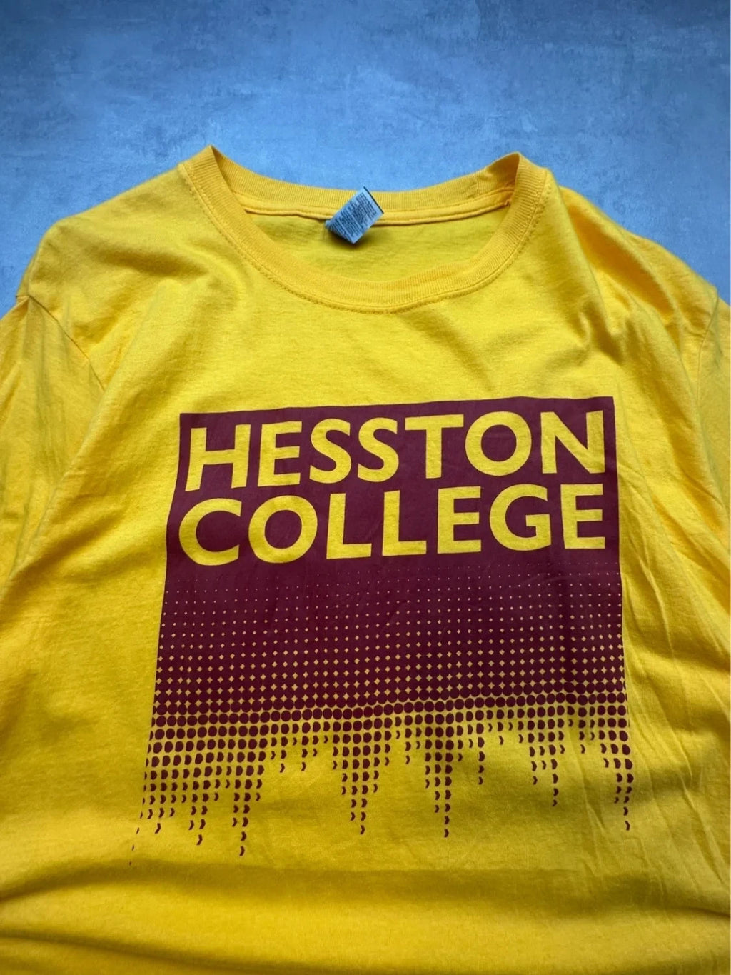 Tee-shirt Vintage Hesston College Jaune | University USA | WellStore Vintage