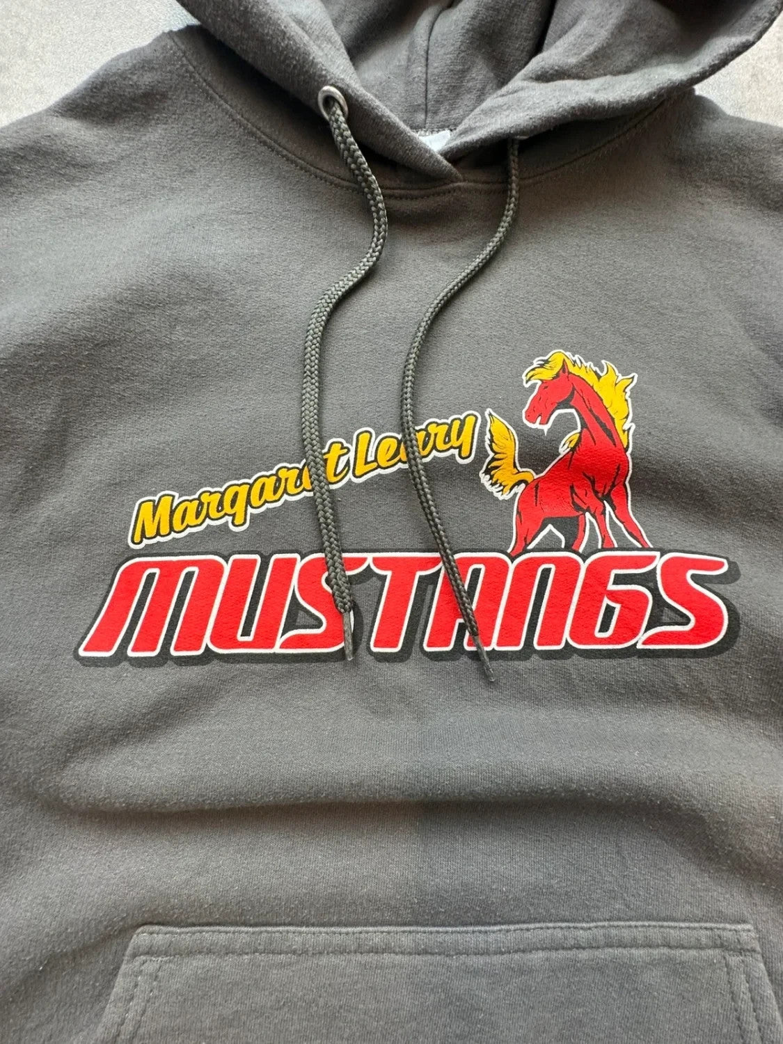 Hoodie Vintage Margaret Cleary Mustangs – Gris Foncé