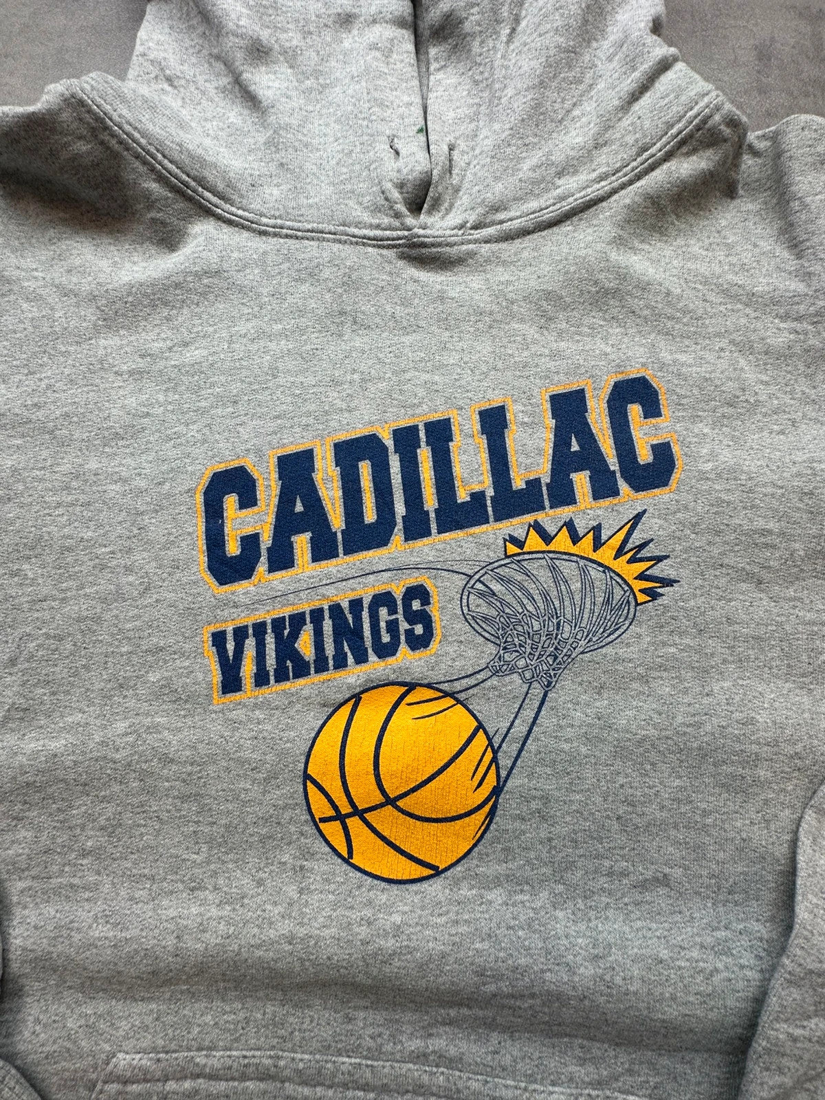 Hoodie Vintage Cadillac Vikings Basketball – Gris