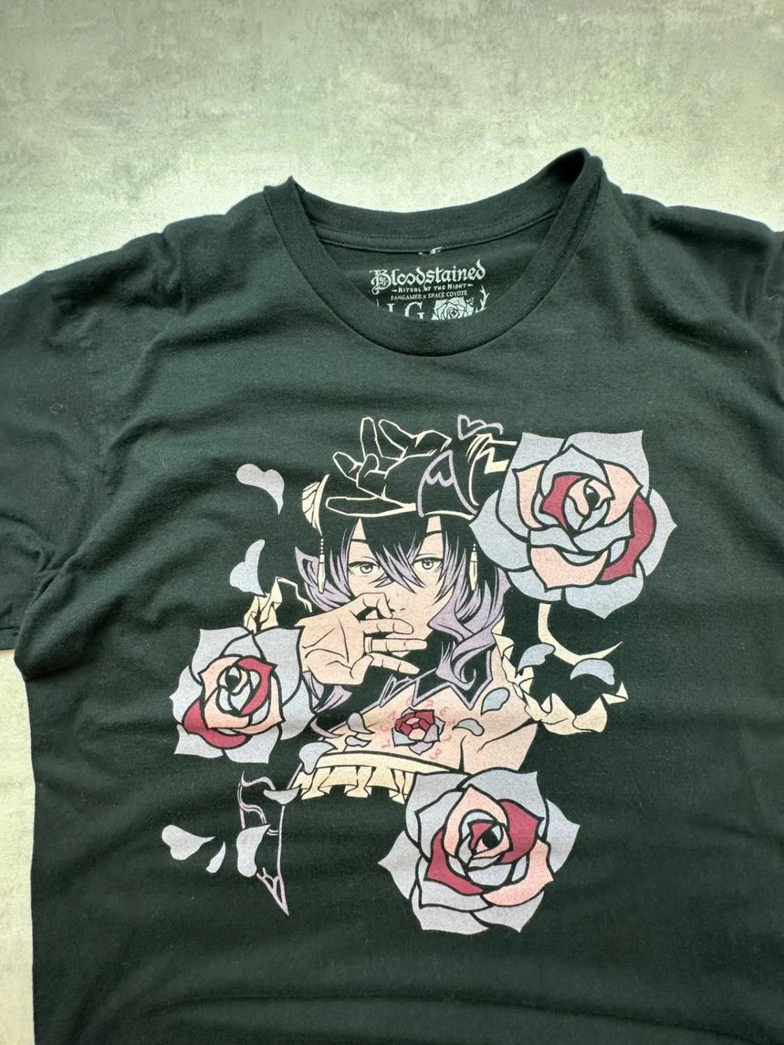 T-Shirt Vintage Bloodstained Anime Roses Noir – Graphic Tee