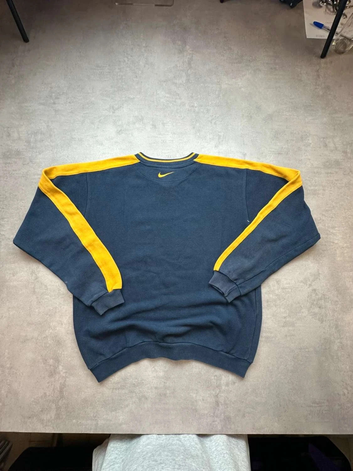 Nike Vintage Y2K Sweat Oversize Bleu Marine & Jaune – Big Swoosh – 90s 00s Streetwear
