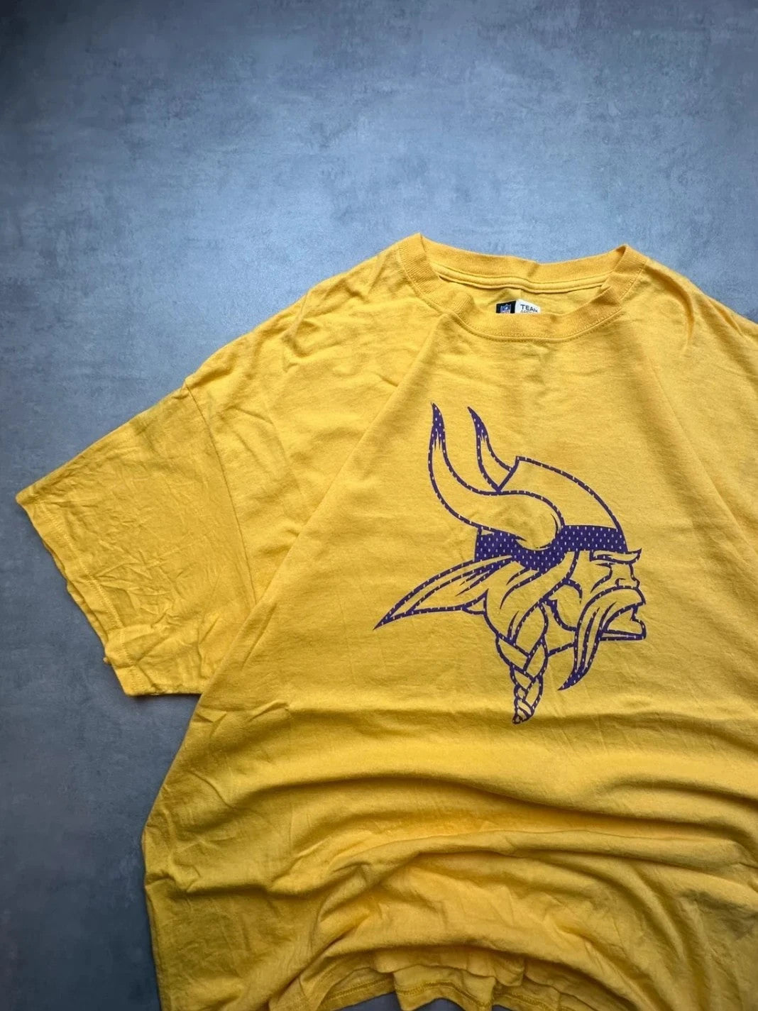 Tee Shirt NFL Vintage Vikings Basketballs – Jaune