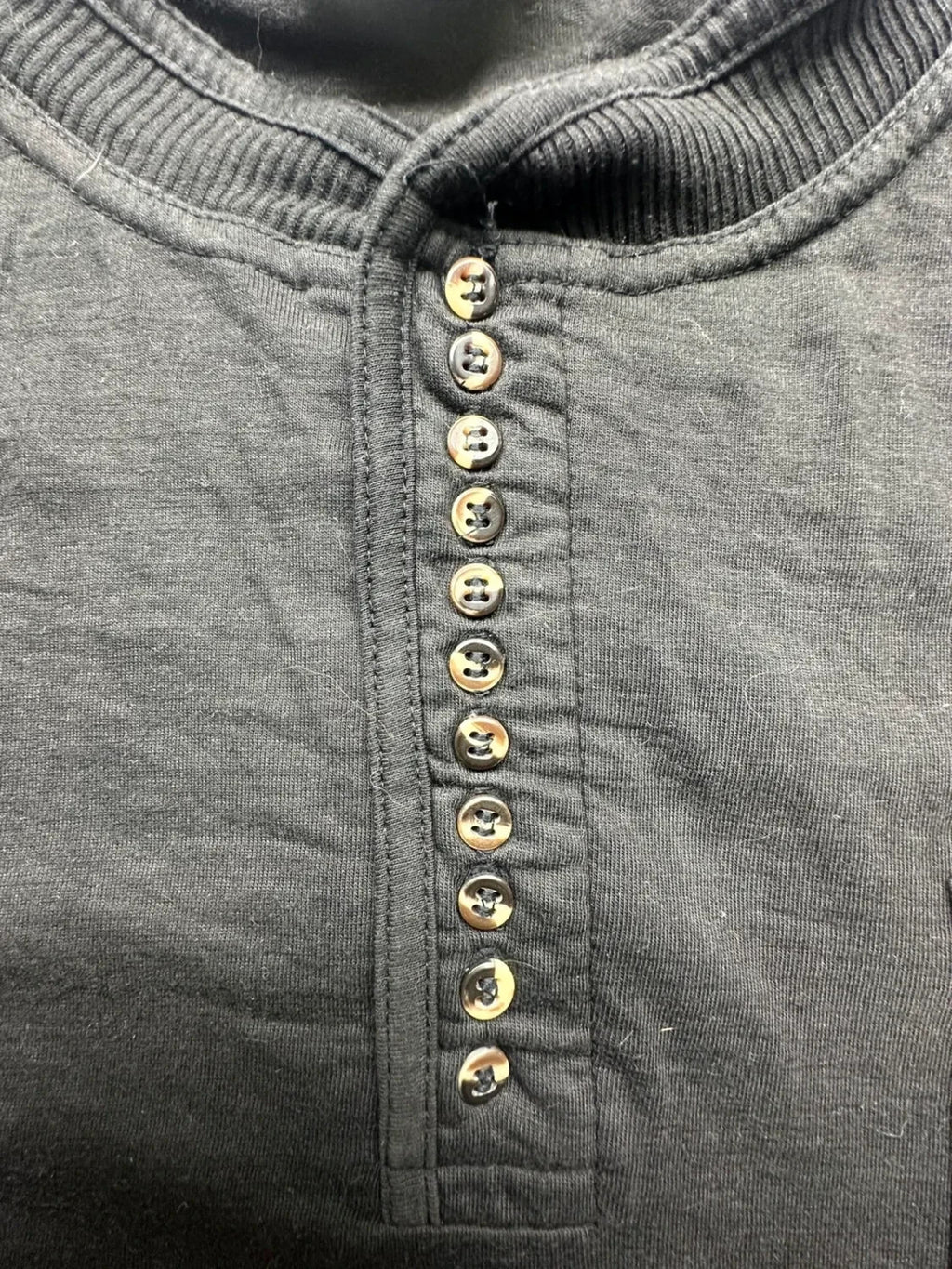 Tee-shirt Vintage Noir Style Henley à Boutons et Poche