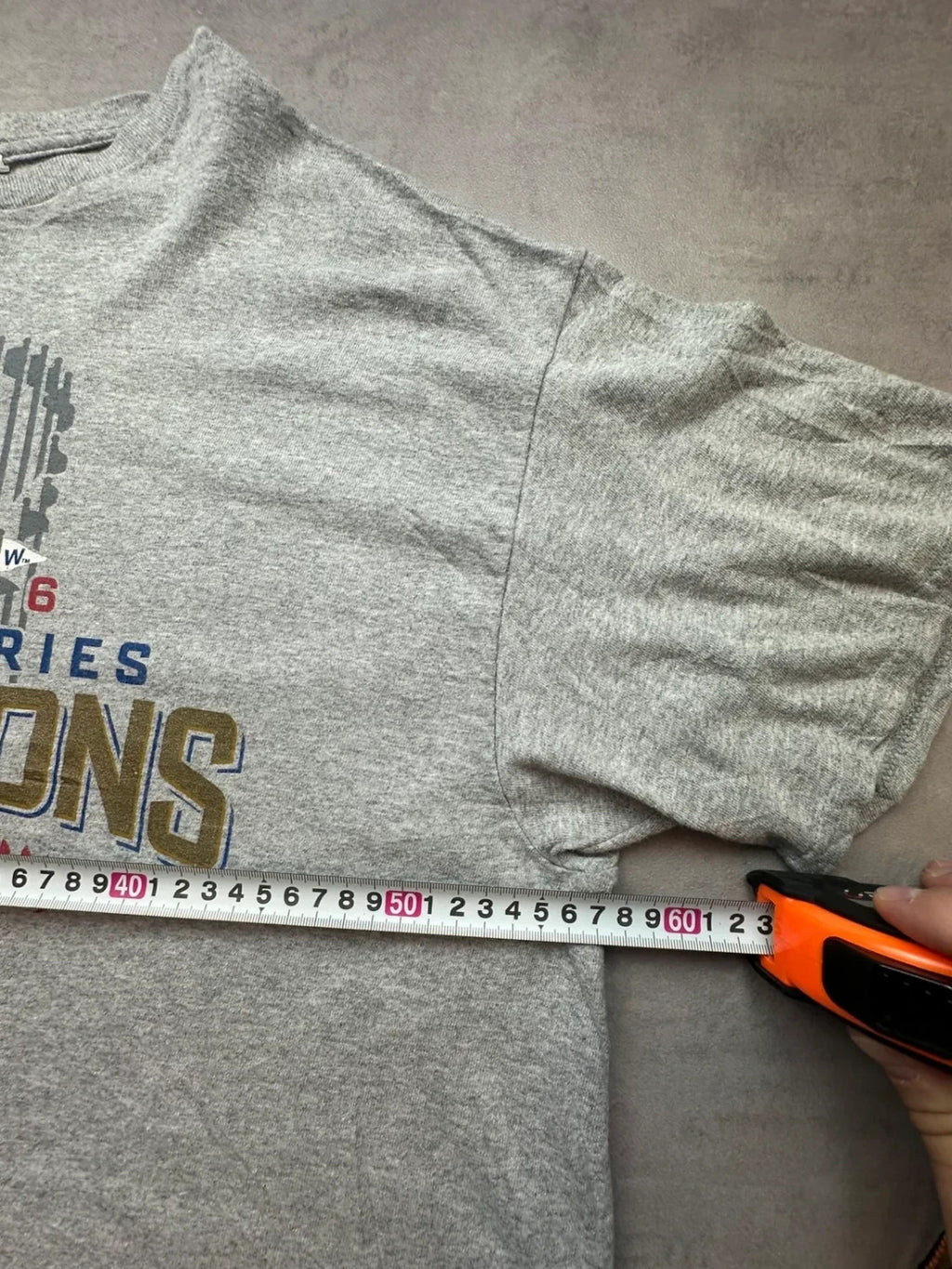 Tee-shirt MLB Vintage Chicago Cubs Majestic 2016 World Series Champs Gris