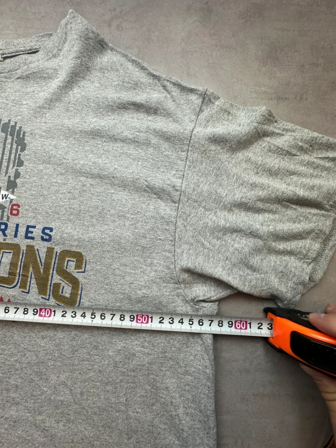 Tee-shirt MLB Vintage Chicago Cubs Majestic 2016 World Series Champs Gris