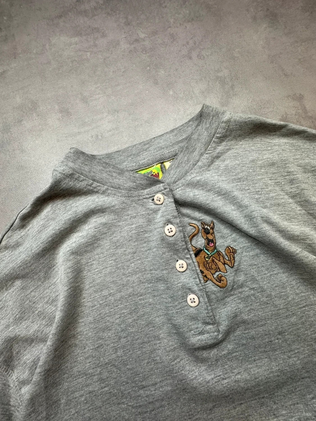 Henley Vintage 90s/00s Scooby-Doo Cartoon Network Brodé – Gris