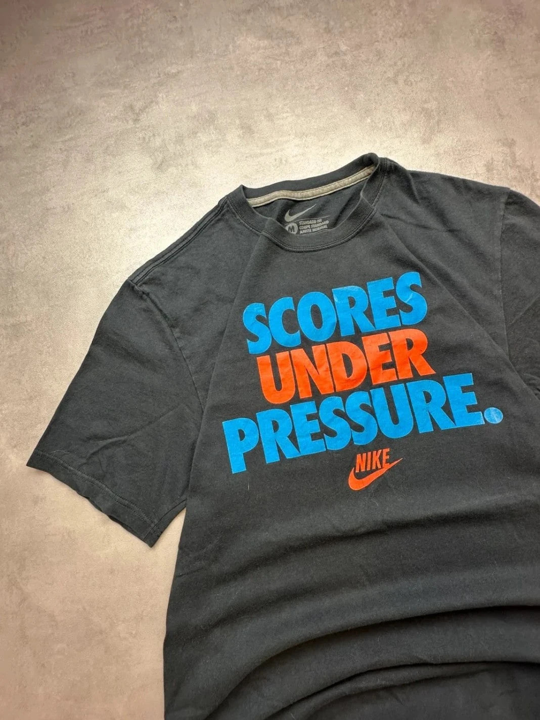 Tee Shirt Vintage Nike “Scores Under Pressure” Noir – Streetwear USA