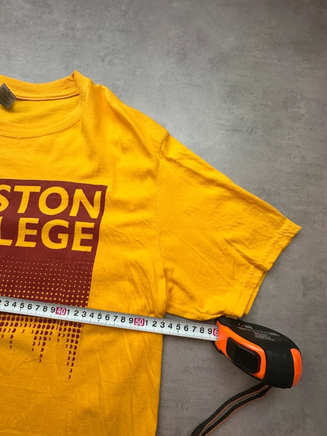 Tee-shirt Vintage Hesston College Jaune | University USA | WellStore Vintage