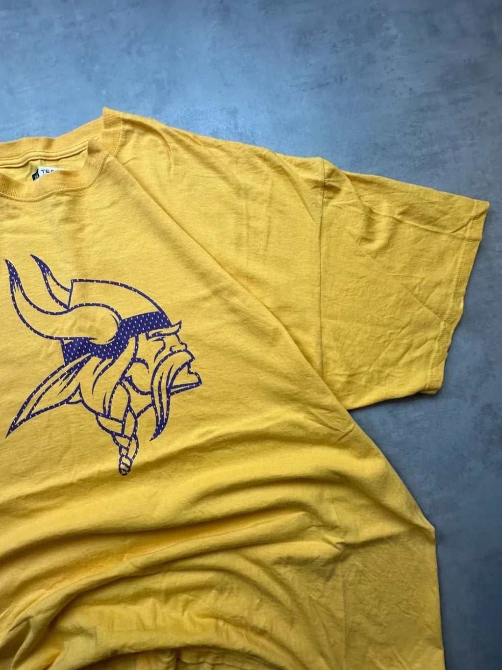 Tee Shirt NFL Vintage Vikings Basketballs – Jaune