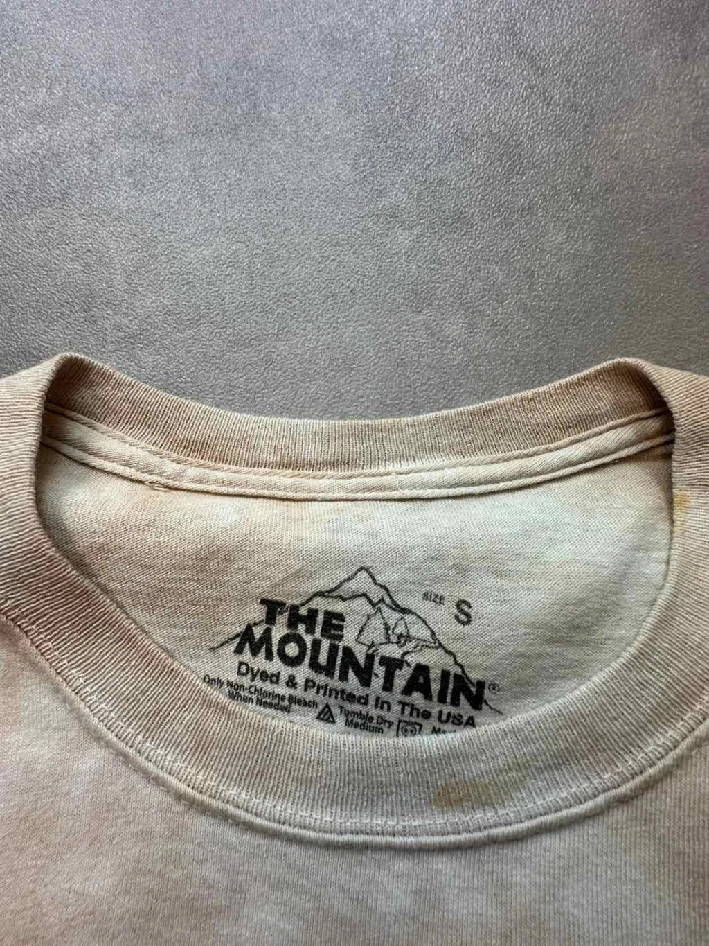 Tee Shirt Vintage The Mountain Carlin Tie-Dye Beige – Graphic Dog Print Y2K 90s