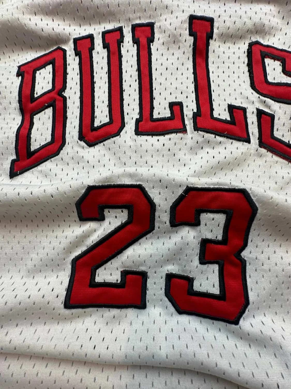 Maillot NBA Chicago Bulls Michael Jordan #23 – Vintage – Blanc & Rouge