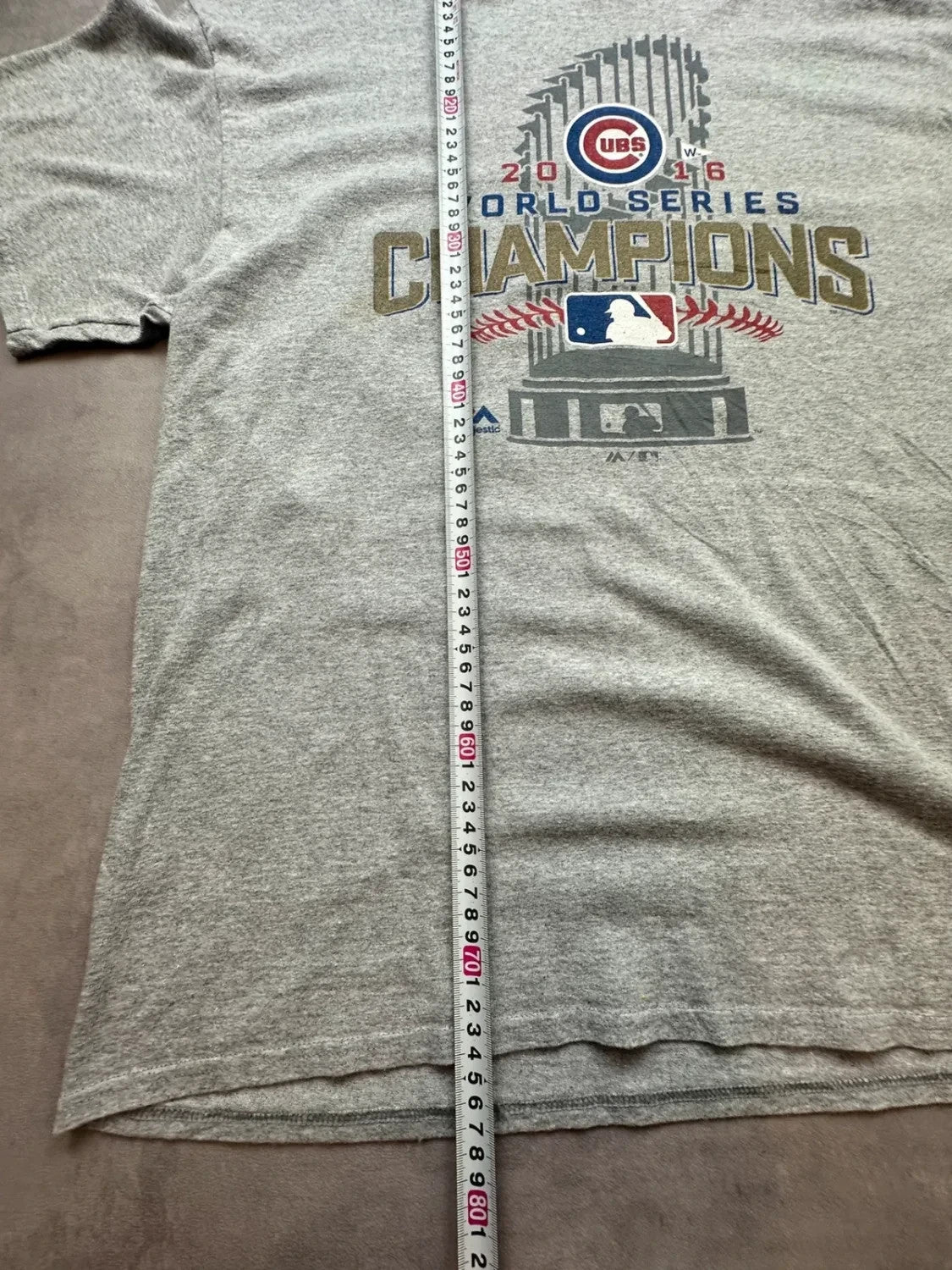 Tee-shirt MLB Vintage Chicago Cubs Majestic 2016 World Series Champs Gris