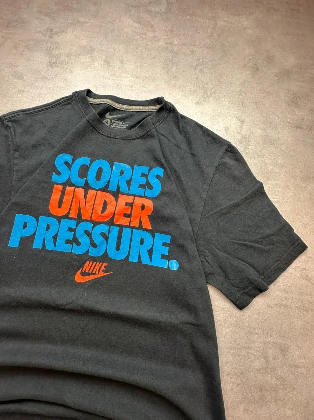 Tee Shirt Vintage Nike “Scores Under Pressure” Noir – Streetwear USA