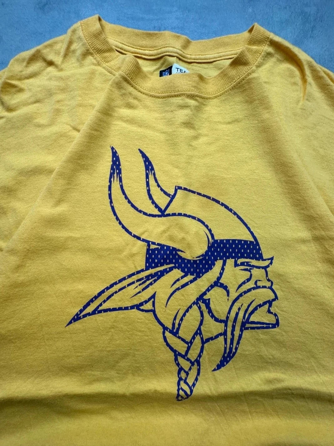 Tee Shirt NFL Vintage Vikings Basketballs – Jaune