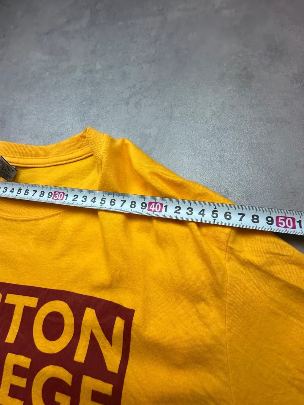 Tee-shirt Vintage Hesston College Jaune | University USA | WellStore Vintage