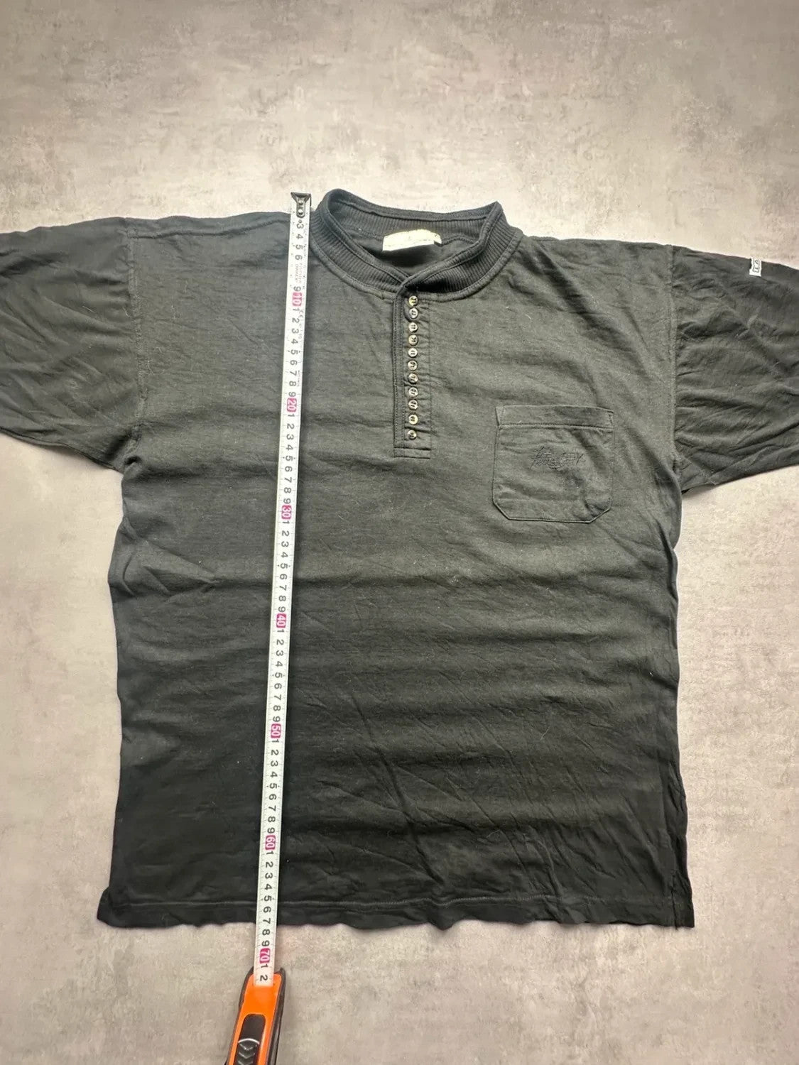 Tee-shirt Vintage Noir Style Henley à Boutons et Poche