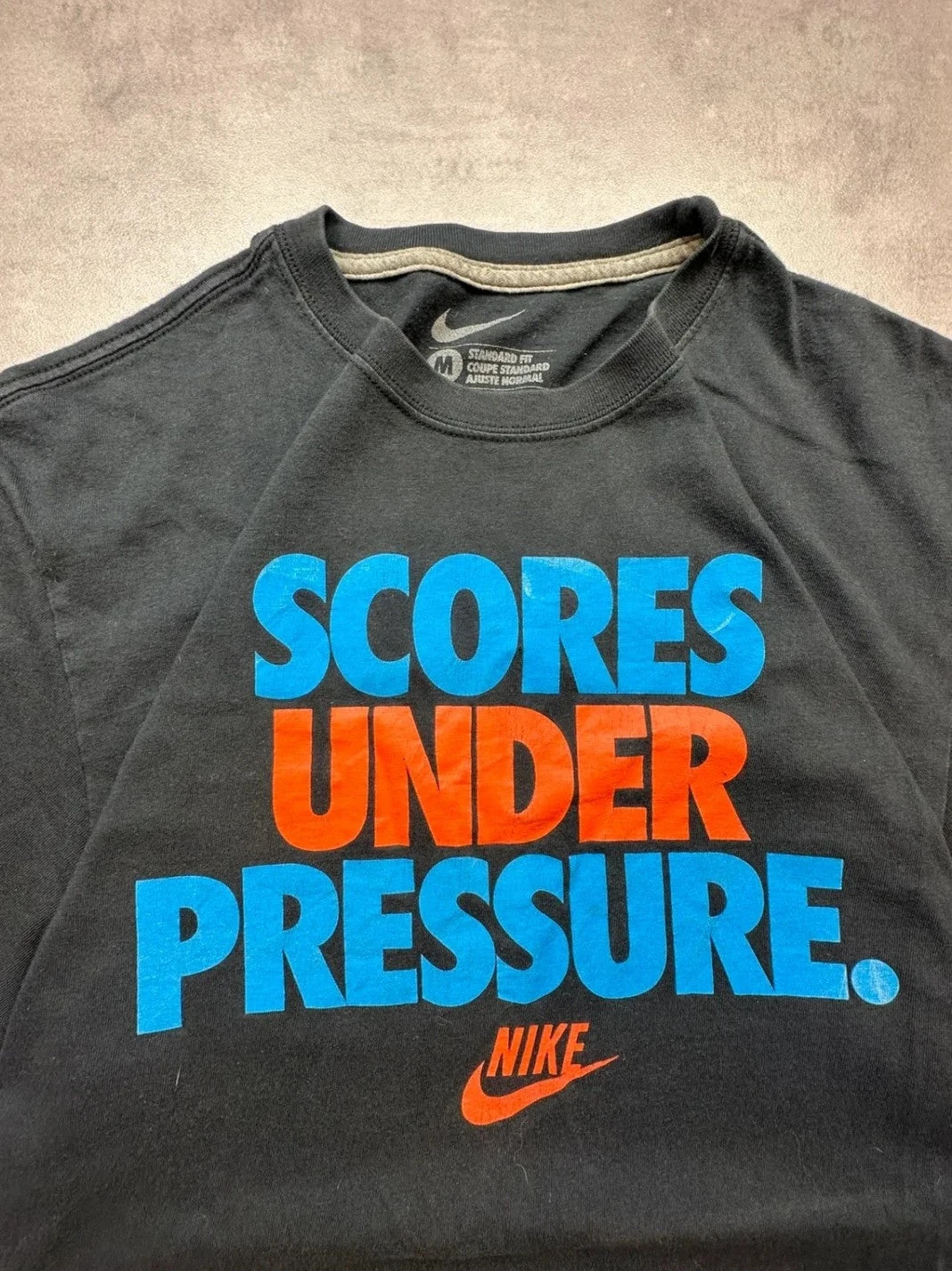 Tee Shirt Vintage Nike “Scores Under Pressure” Noir – Streetwear USA
