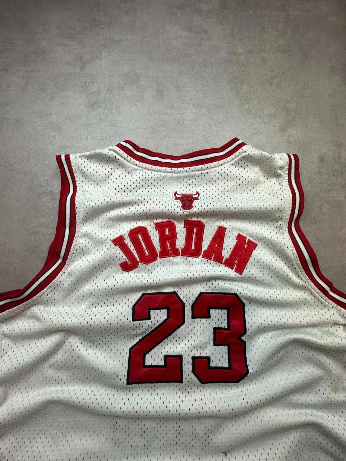 Maillot NBA Chicago Bulls Michael Jordan #23 – Vintage – Blanc & Rouge