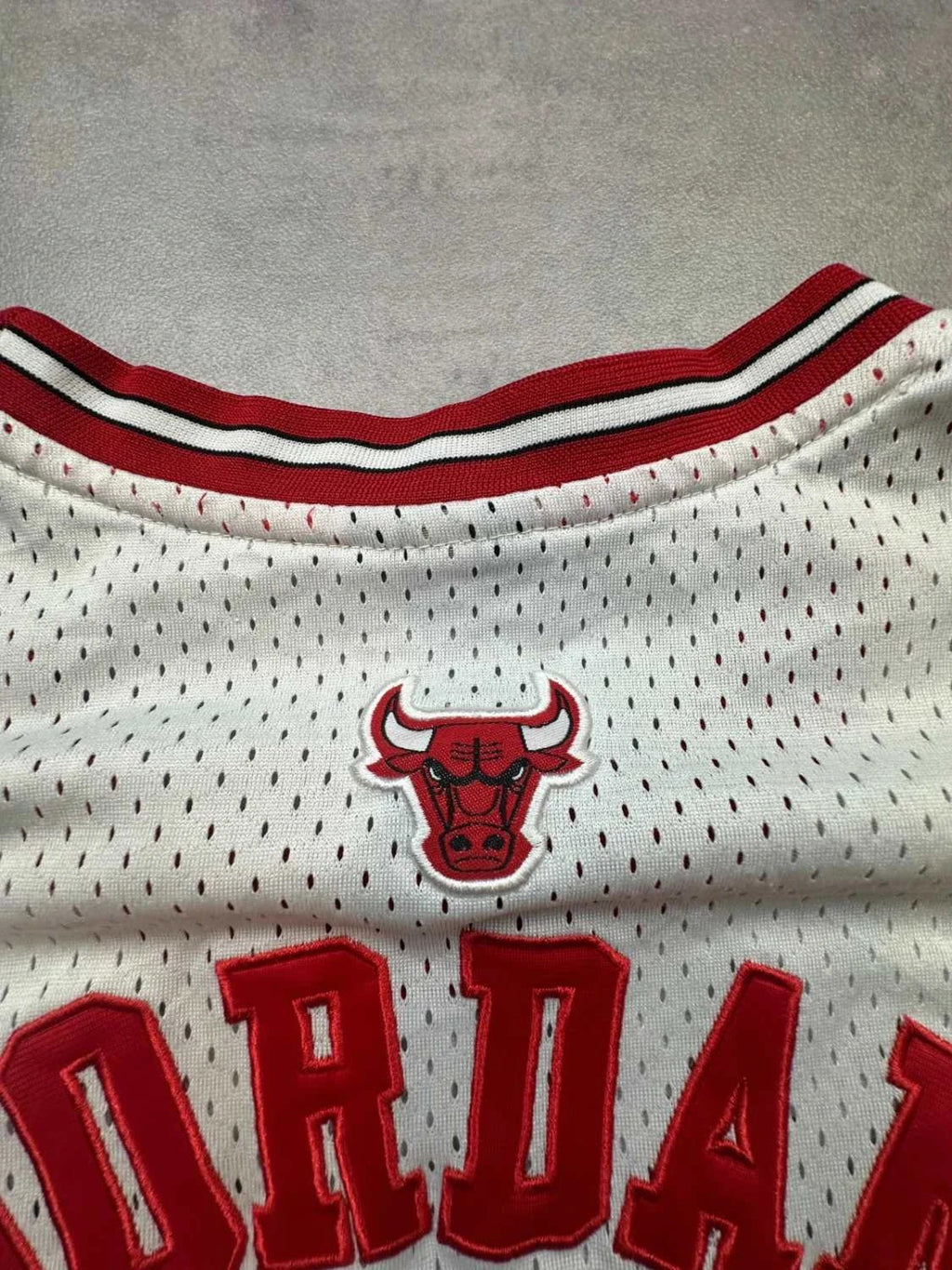 Maillot NBA Chicago Bulls Michael Jordan #23 – Vintage – Blanc & Rouge
