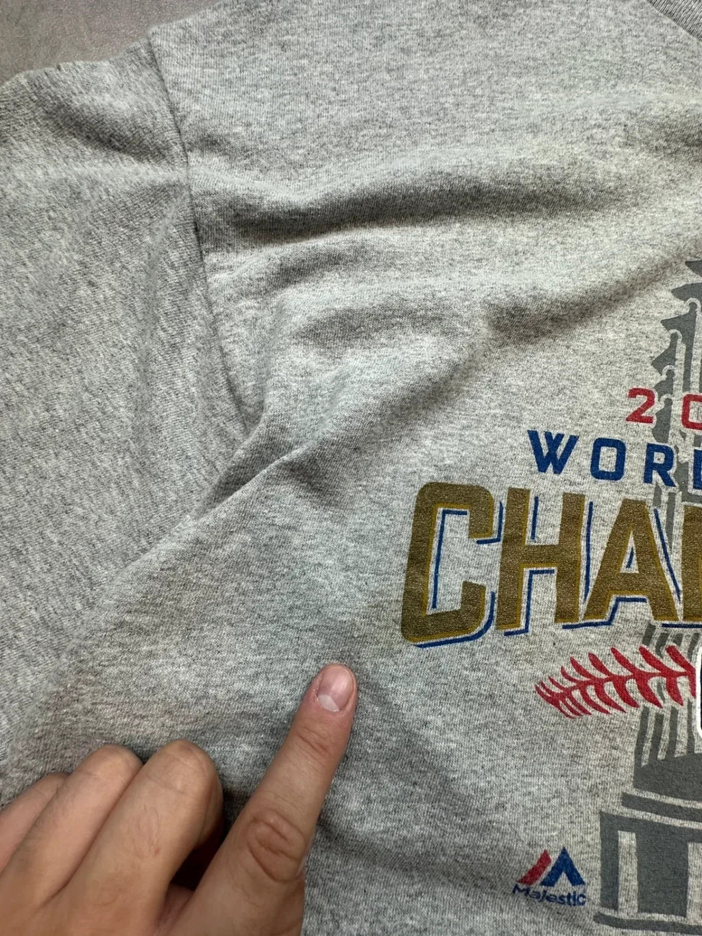 Tee-shirt MLB Vintage Chicago Cubs Majestic 2016 World Series Champs Gris