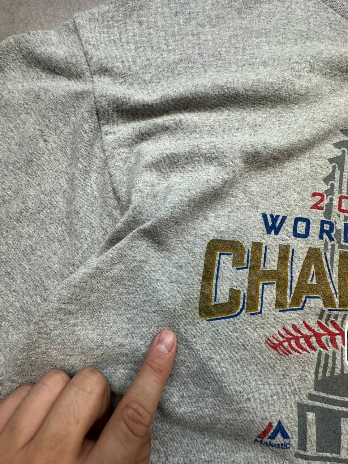 Tee-shirt MLB Vintage Chicago Cubs Majestic 2016 World Series Champs Gris
