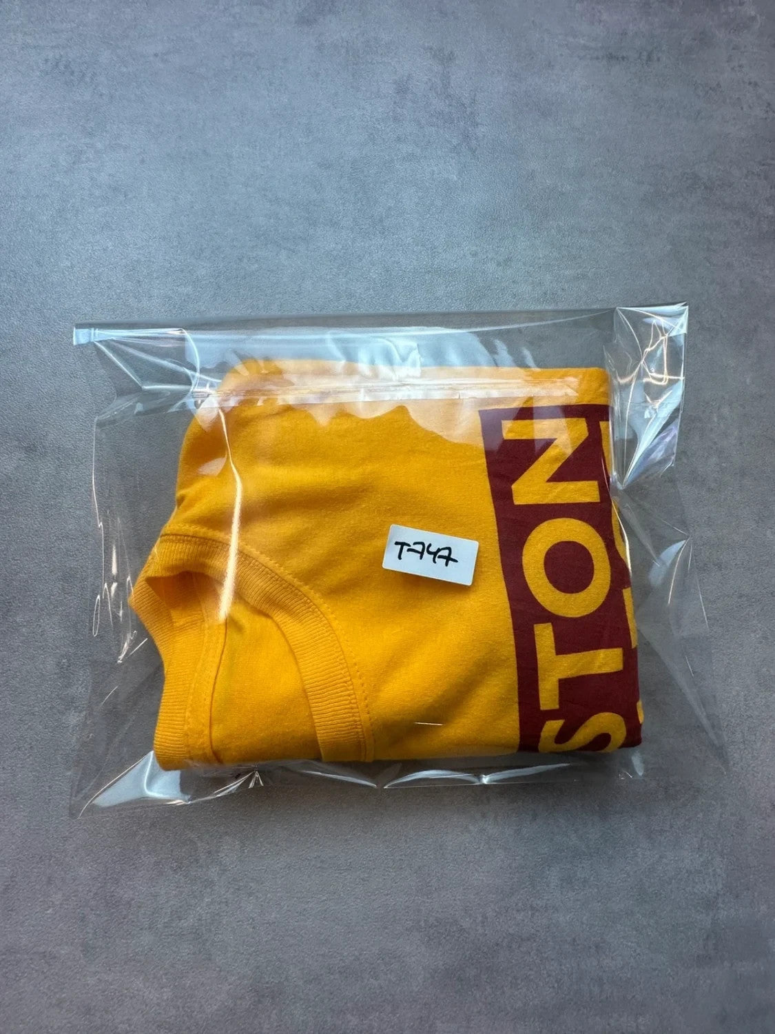 Tee-shirt Vintage Hesston College Jaune | University USA | WellStore Vintage